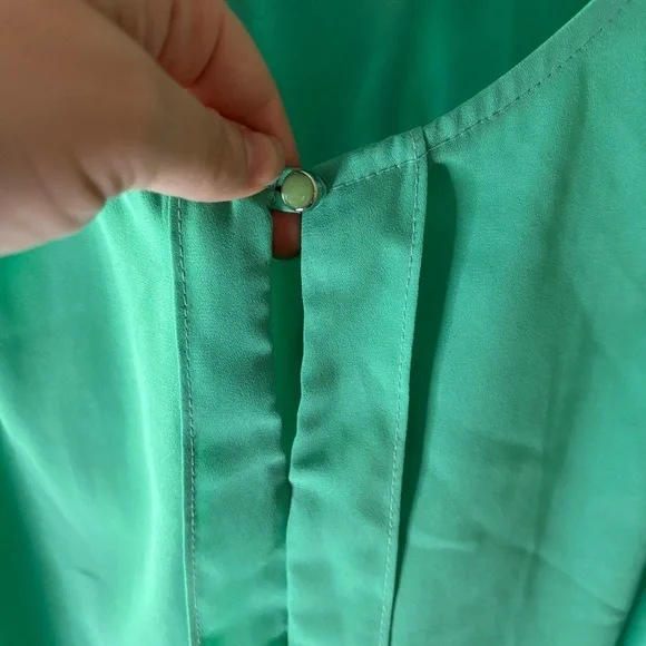 Everly green sleeveless blouse size small - Picture 4 of 7